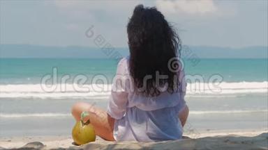 年轻的女人或快乐的女孩，<strong>在</strong>海滩上晒日光浴，享受海洋，<strong>在阳光下</strong>喝椰子，<strong>在阳光下</strong>放松